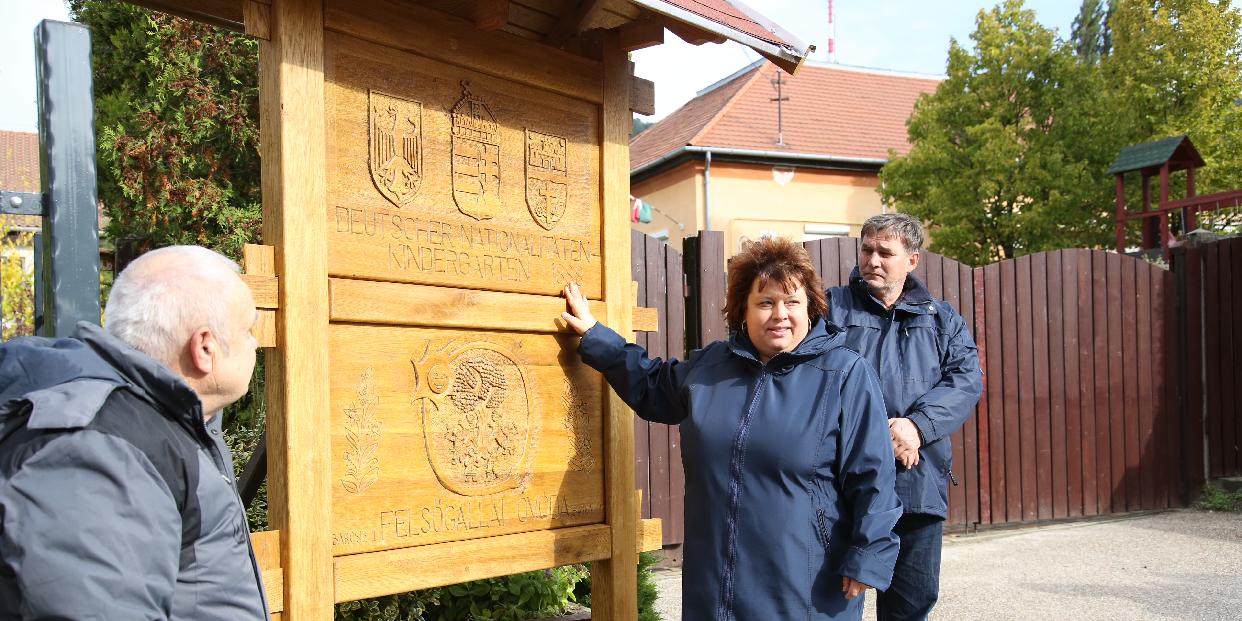 A német, a magyar és a magyarországi németek címerét faragta táblára Barcsik Tibor fafaragó népművész